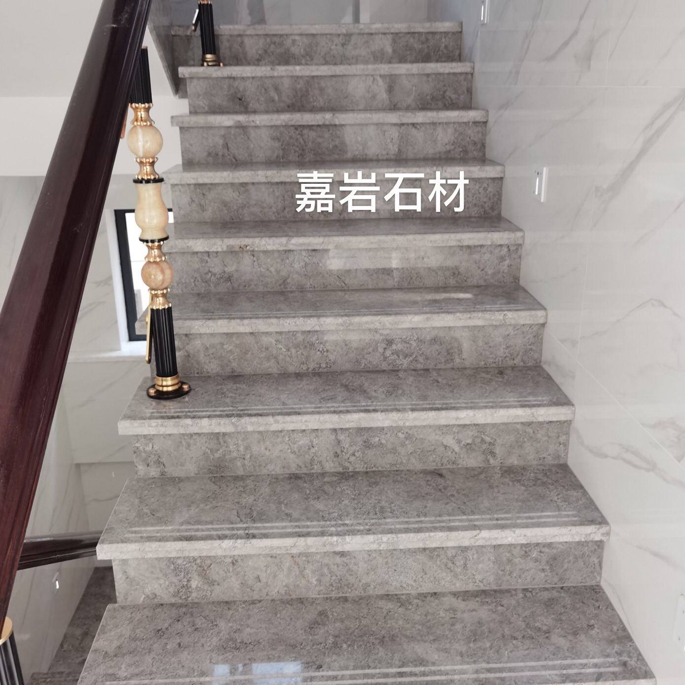 朋友装修家里用云多拉灰楼梯踏步效果图轻奢大气